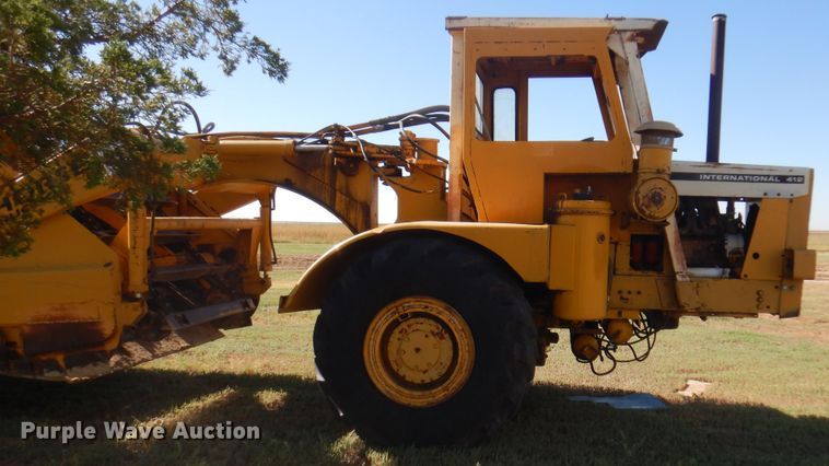 image for item DI5696 1975 International 412  elevating scraper