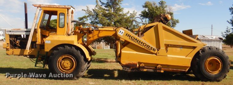 image for item DI5696 1975 International 412  elevating scraper