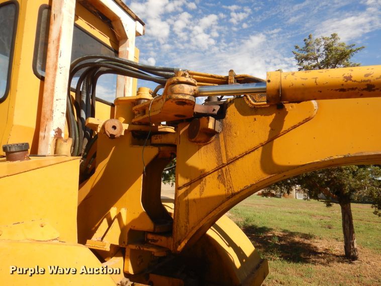 image for item DI5696 1975 International 412  elevating scraper