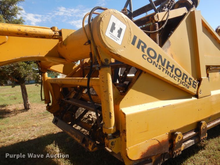 image for item DI5696 1975 International 412  elevating scraper