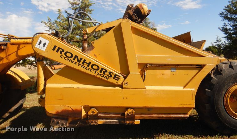 image for item DI5696 1975 International 412  elevating scraper