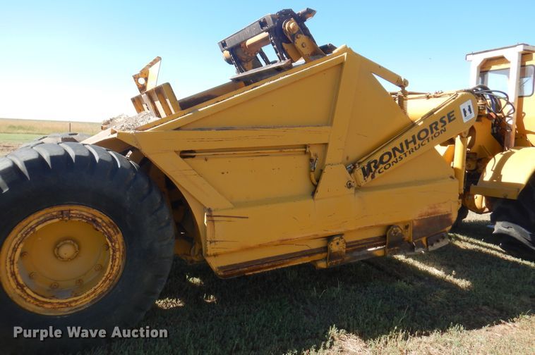 image for item DI5696 1975 International 412  elevating scraper