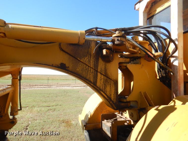 image for item DI5696 1975 International 412  elevating scraper