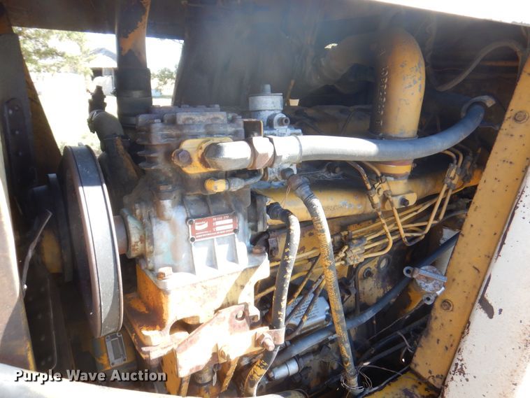 image for item DI5696 1975 International 412  elevating scraper