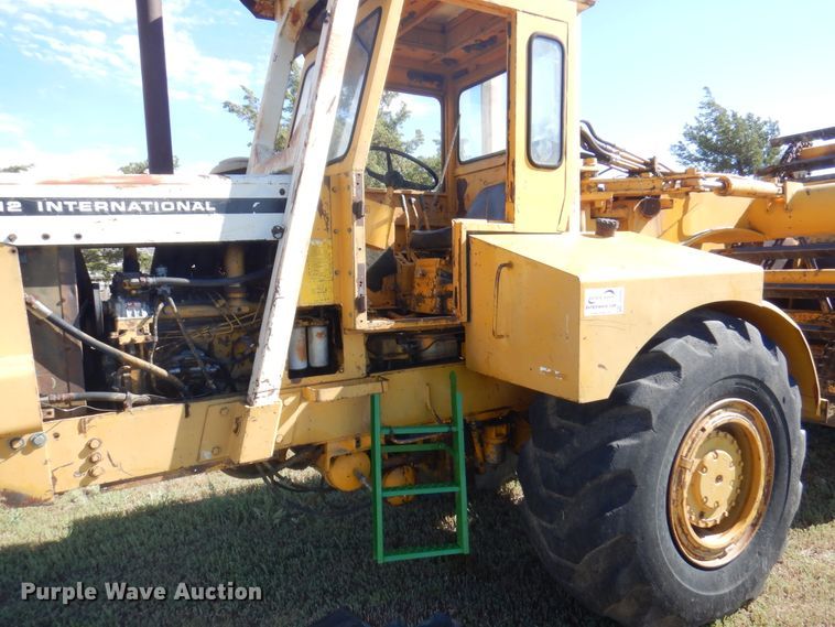 image for item DI5696 1975 International 412  elevating scraper