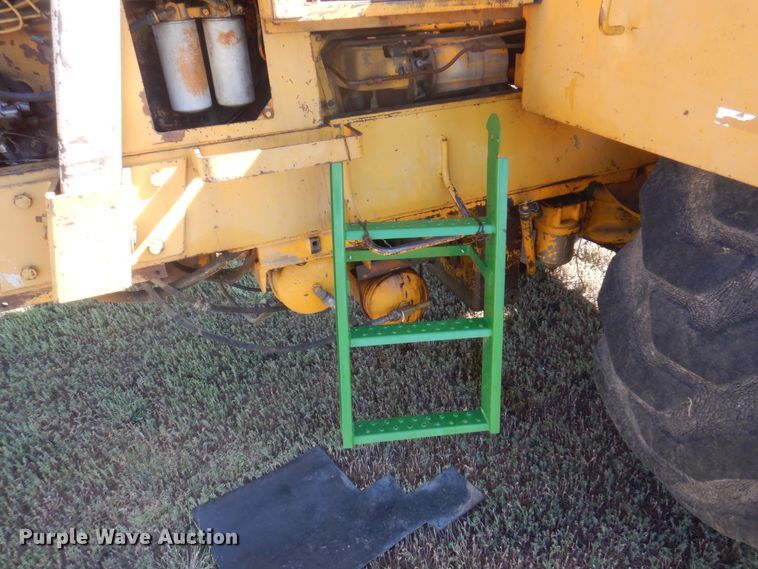 image for item DI5696 1975 International 412  elevating scraper