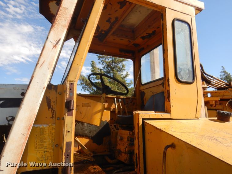 image for item DI5696 1975 International 412  elevating scraper