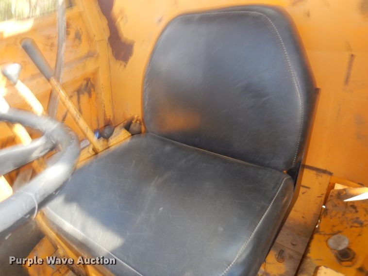 image for item DI5696 1975 International 412  elevating scraper