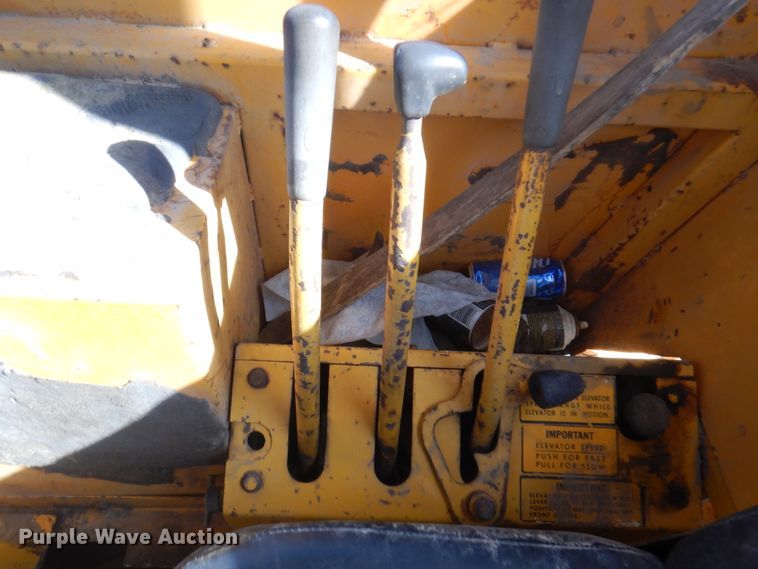 image for item DI5696 1975 International 412  elevating scraper