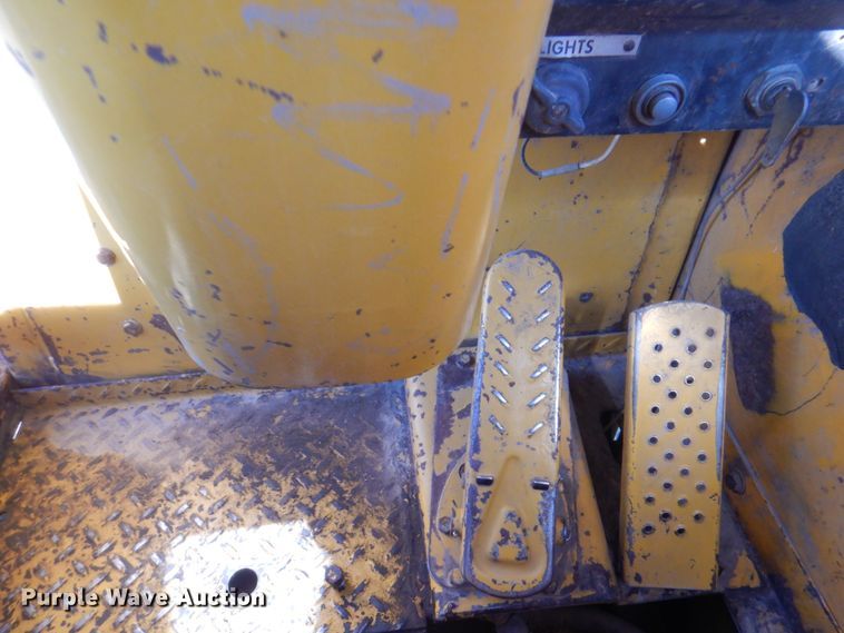 image for item DI5696 1975 International 412  elevating scraper