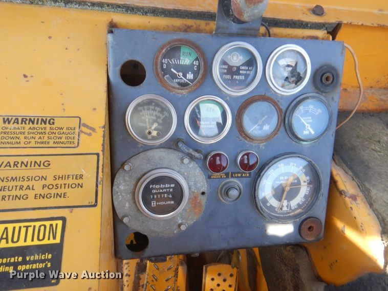 image for item DI5696 1975 International 412  elevating scraper