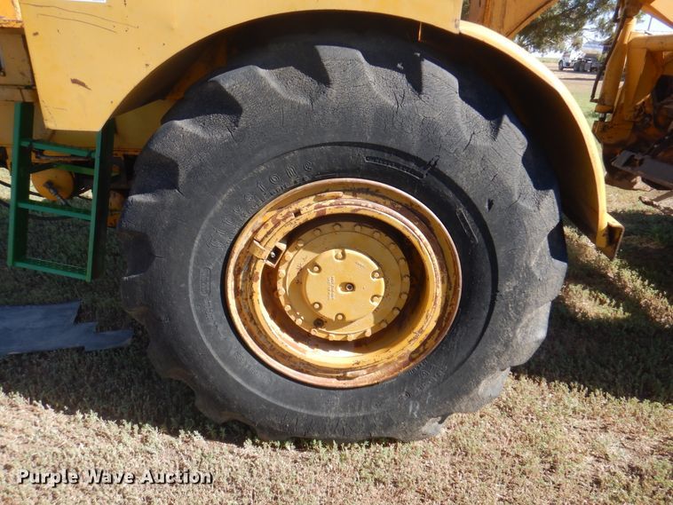 image for item DI5696 1975 International 412  elevating scraper