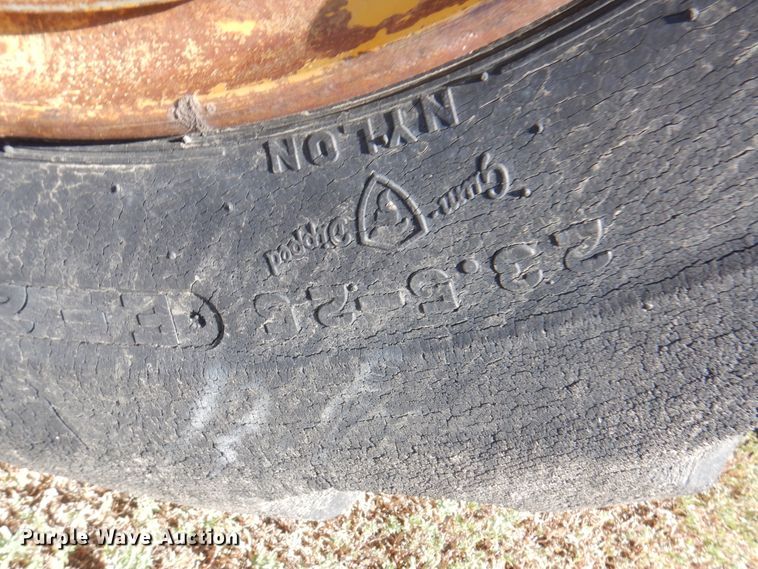 image for item DI5696 1975 International 412  elevating scraper