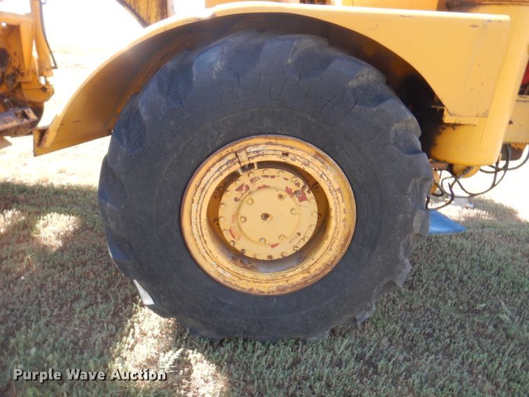 image for item DI5696 1975 International 412  elevating scraper