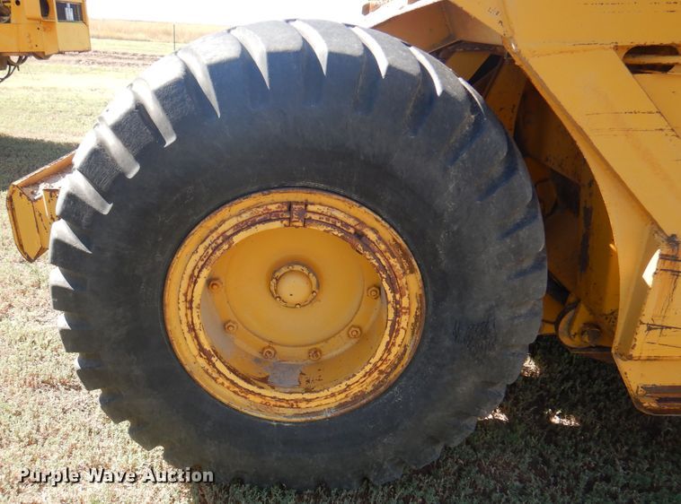 image for item DI5696 1975 International 412  elevating scraper