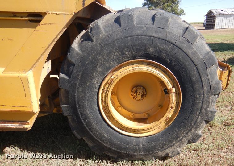 image for item DI5696 1975 International 412  elevating scraper