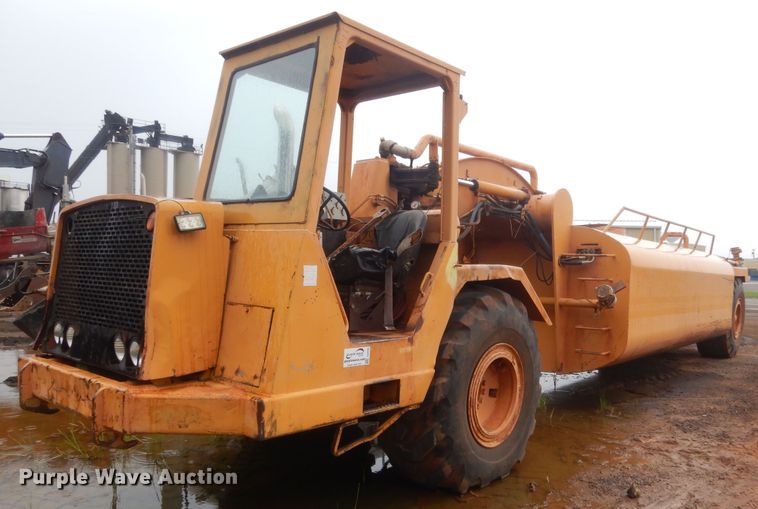 image for item DJ2235 2000 John Deere 762  water wagon