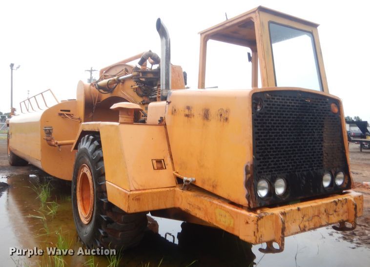 image for item DJ2235 2000 John Deere 762  water wagon