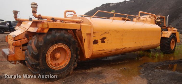 image for item DJ2235 2000 John Deere 762  water wagon