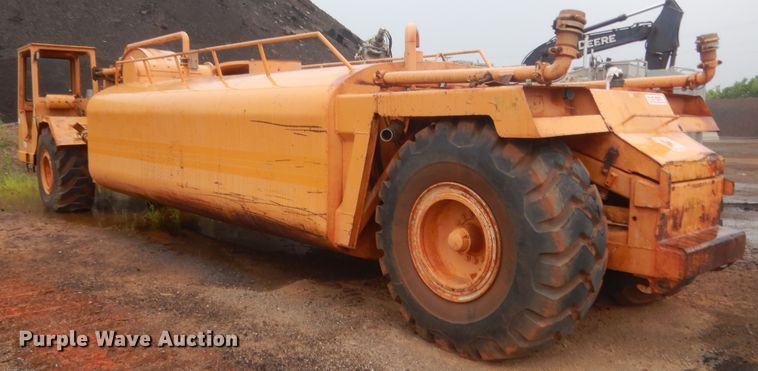 image for item DJ2235 2000 John Deere 762  water wagon