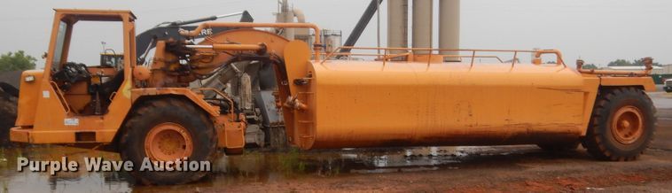 image for item DJ2235 2000 John Deere 762  water wagon