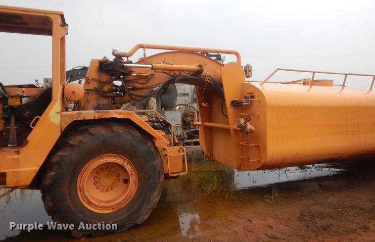 image for item DJ2235 2000 John Deere 762  water wagon