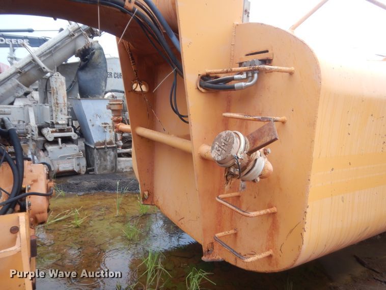 image for item DJ2235 2000 John Deere 762  water wagon