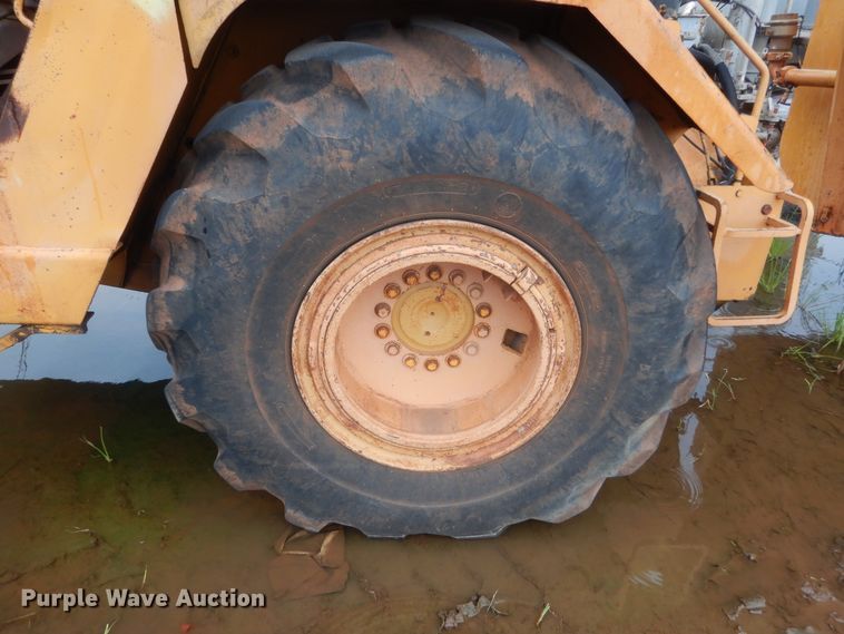 image for item DJ2235 2000 John Deere 762  water wagon