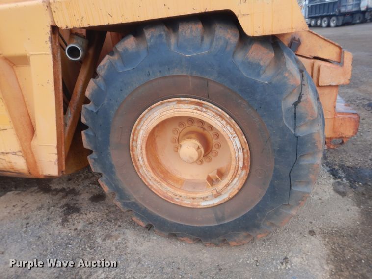 image for item DJ2235 2000 John Deere 762  water wagon