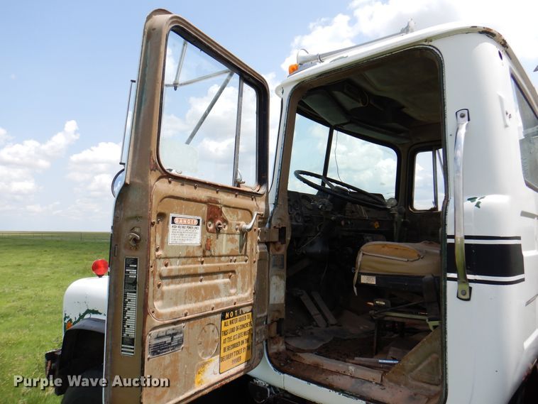 image for item DK2283 1980 Mack RL685LS  flatbed truck