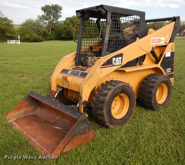 image for item DM0612 2004 Caterpillar 252  skid steer loader