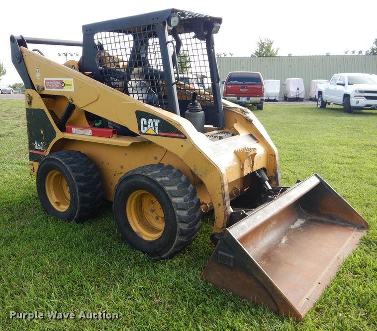 image for item DM0612 2004 Caterpillar 252  skid steer loader