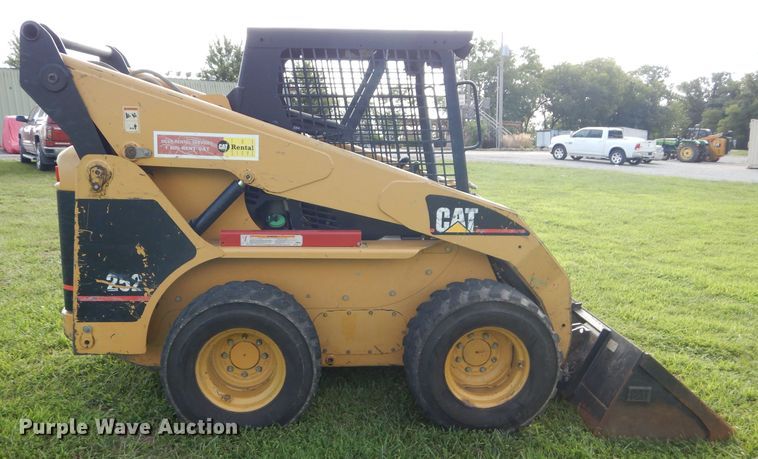 image for item DM0612 2004 Caterpillar 252  skid steer loader