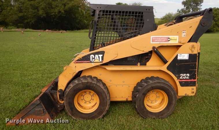 image for item DM0612 2004 Caterpillar 252  skid steer loader