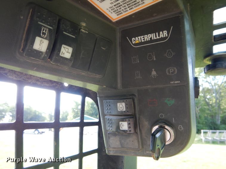 image for item DM0612 2004 Caterpillar 252  skid steer loader