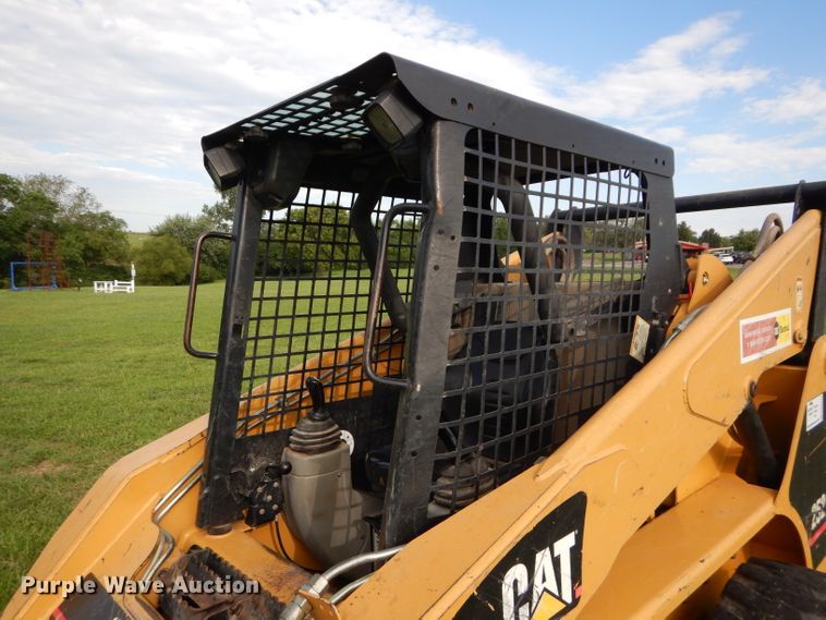 image for item DM0612 2004 Caterpillar 252  skid steer loader