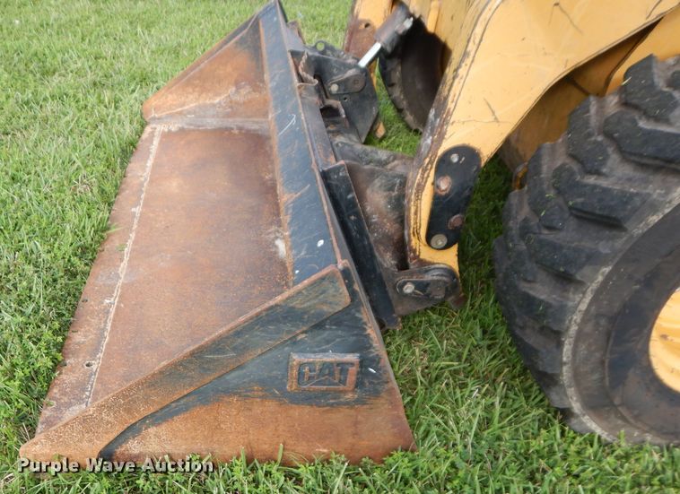 image for item DM0612 2004 Caterpillar 252  skid steer loader