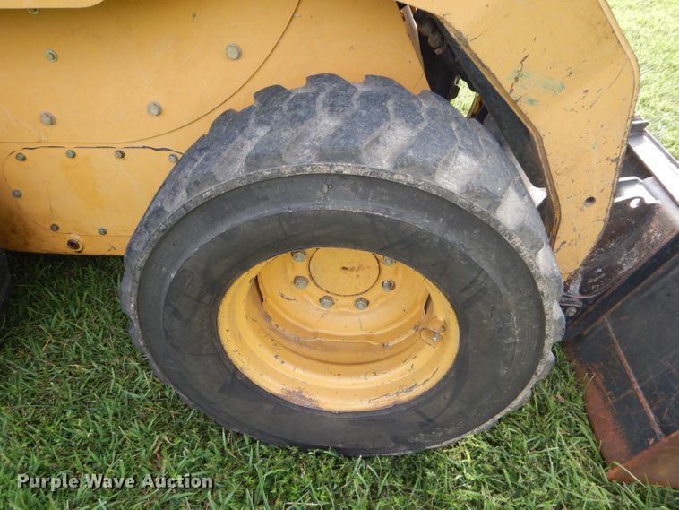 image for item DM0612 2004 Caterpillar 252  skid steer loader