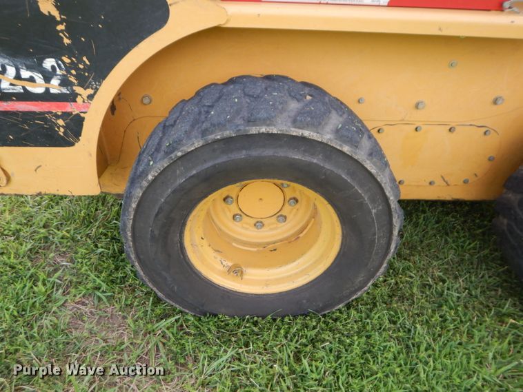 image for item DM0612 2004 Caterpillar 252  skid steer loader