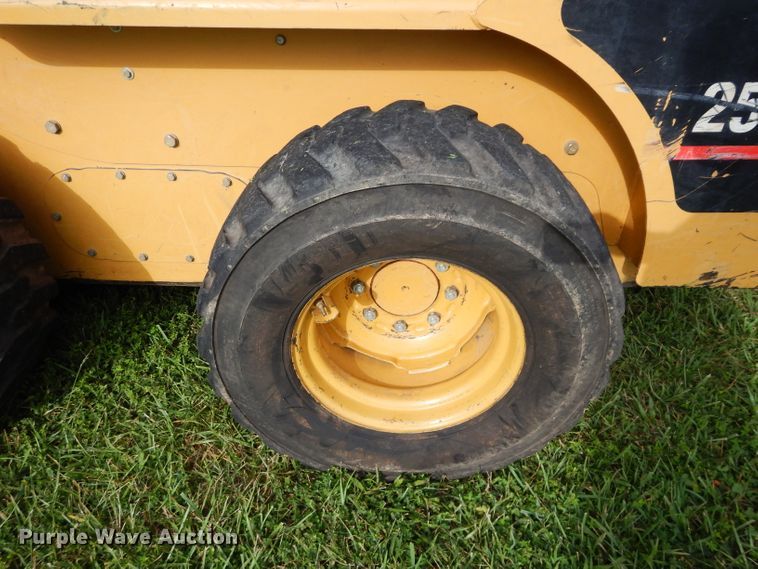 image for item DM0612 2004 Caterpillar 252  skid steer loader