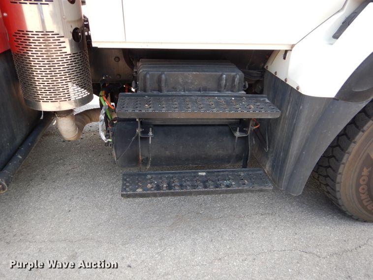 image for item DM0619 2011 International 7400  sewer jetter truck