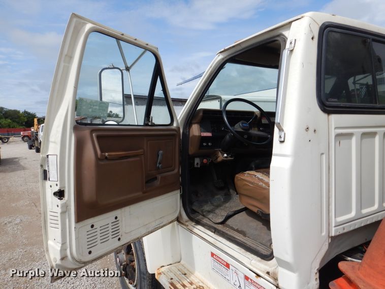 image for item DM1333 1994 Ford F800  crane truck