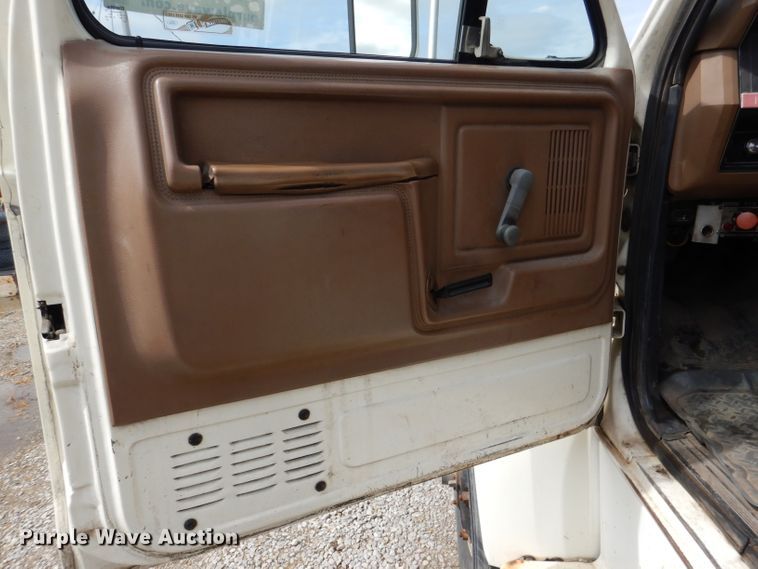 image for item DM1333 1994 Ford F800  crane truck