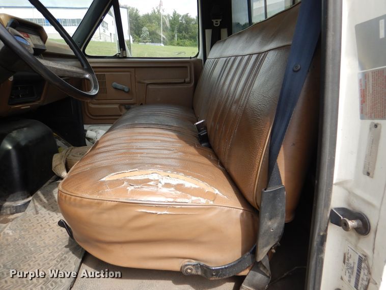 image for item DM1333 1994 Ford F800  crane truck