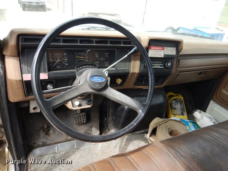 image for item DM1333 1994 Ford F800  crane truck