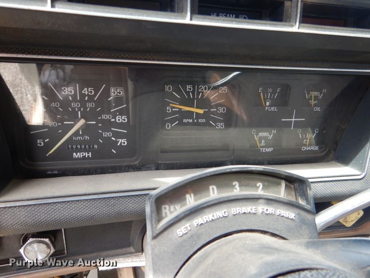 image for item DM1333 1994 Ford F800  crane truck