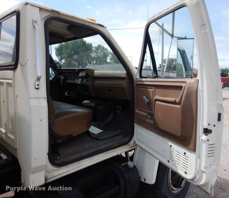 image for item DM1333 1994 Ford F800  crane truck