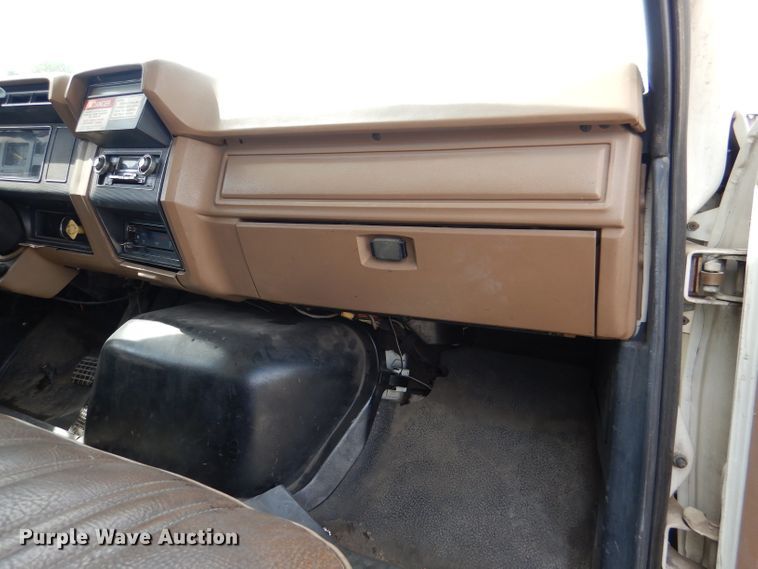 image for item DM1333 1994 Ford F800  crane truck