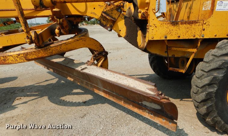 image for item DM4361 1961 Caterpillar 12E  rigid frame motor grader