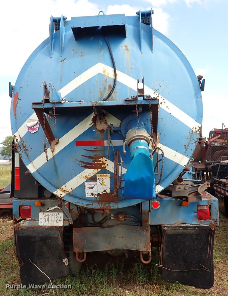 image for item DM5008 1994 Ford L8000  vacuum truck